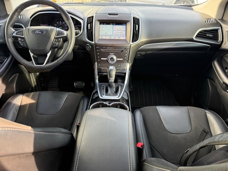 Ford Edge Vehicle Full-screen Gallery Image 12