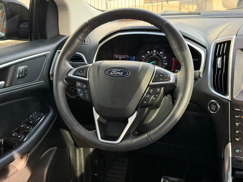 Ford Edge Vehicle Full-screen Gallery Image 13