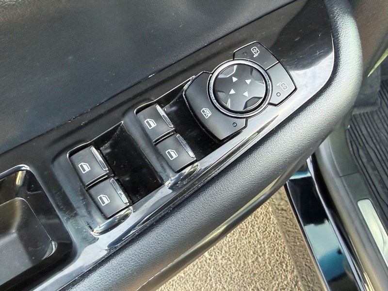 Ford Edge Vehicle Full-screen Gallery Image 16