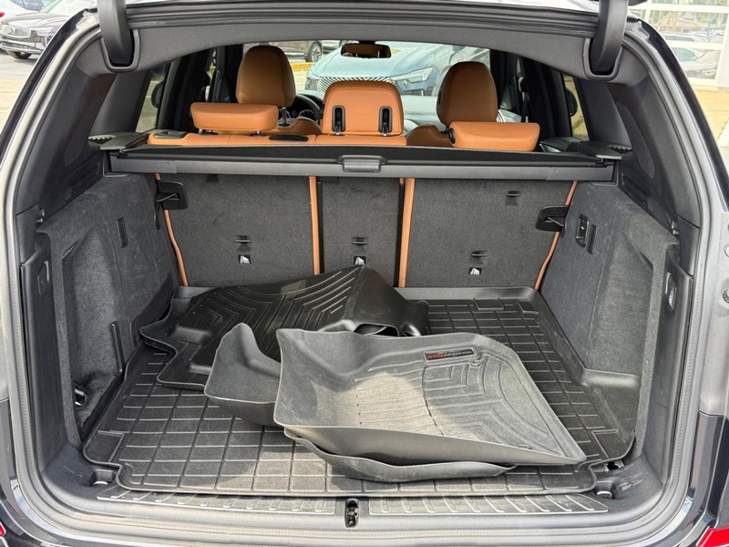 BMW X3 Vehicle Full-screen Gallery Image 04