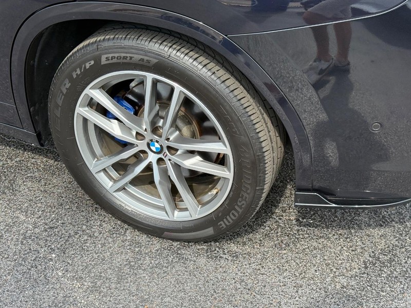 BMW X3 Vehicle Full-screen Gallery Image 10