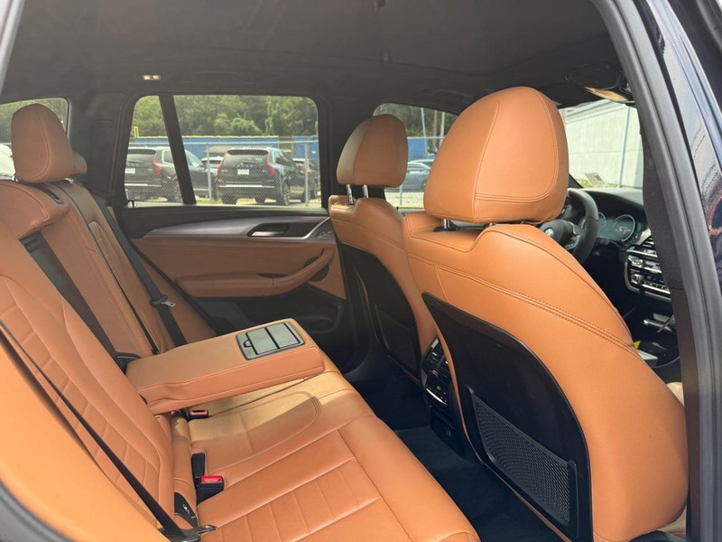 BMW X3 Vehicle Full-screen Gallery Image 11