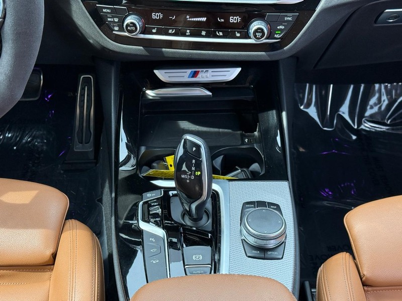 BMW X3 Vehicle Full-screen Gallery Image 15