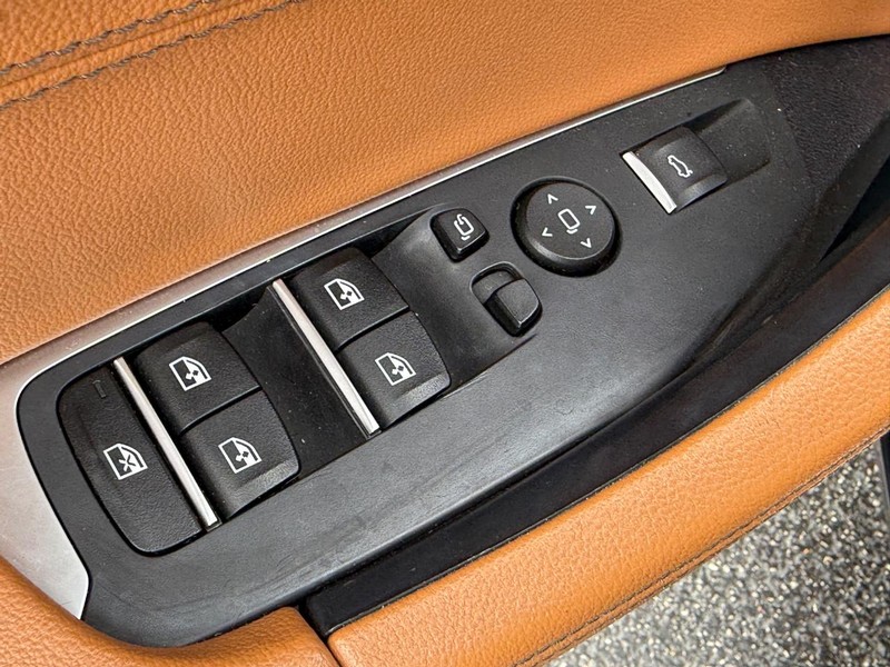 BMW X3 Vehicle Full-screen Gallery Image 16
