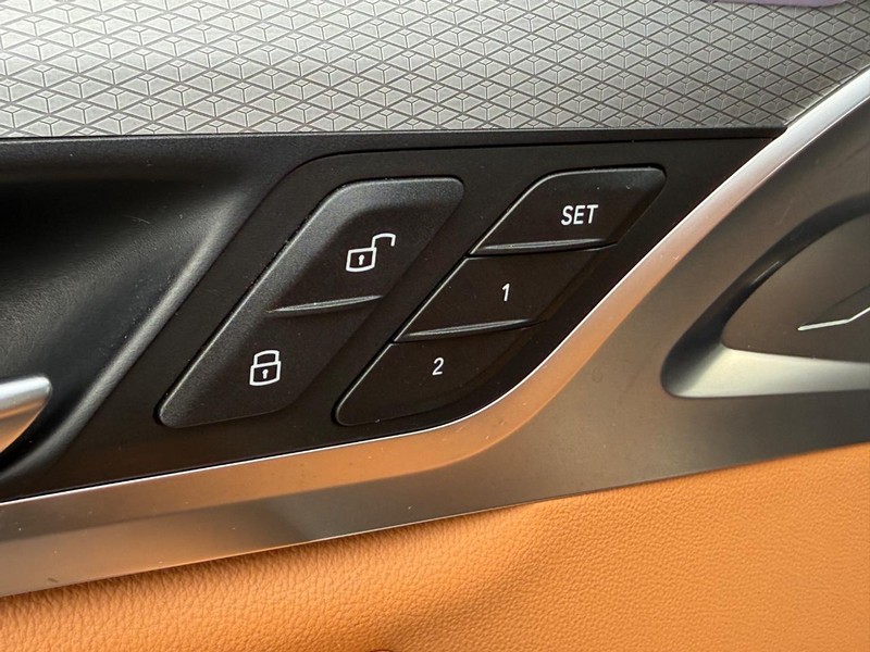 BMW X3 Vehicle Full-screen Gallery Image 17