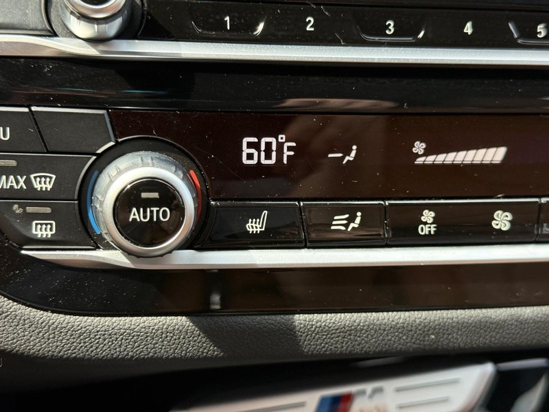 BMW X3 Vehicle Full-screen Gallery Image 23