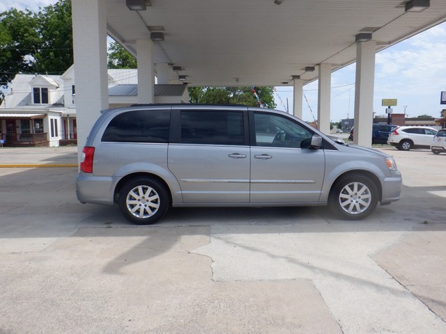 Chrysler Town & Country Vehicle Full-screen Gallery Image 05