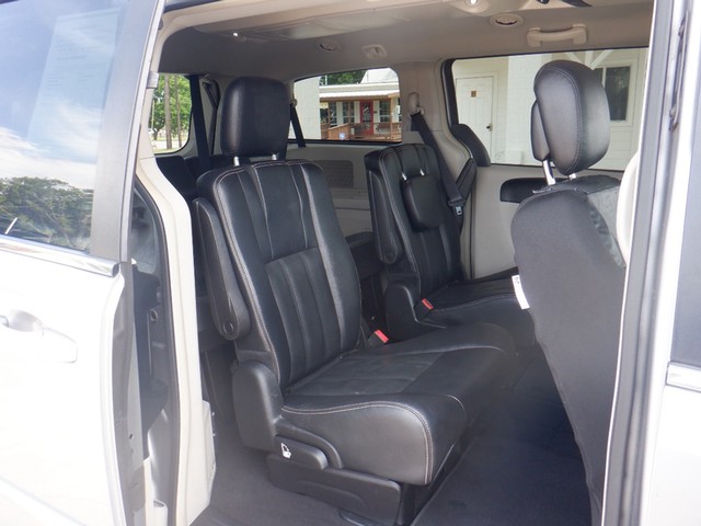 Chrysler Town & Country Vehicle Full-screen Gallery Image 06