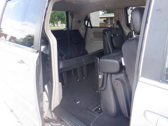 Chrysler Town & Country Vehicle Full-screen Gallery Image 07