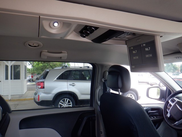 Chrysler Town & Country Vehicle Full-screen Gallery Image 08