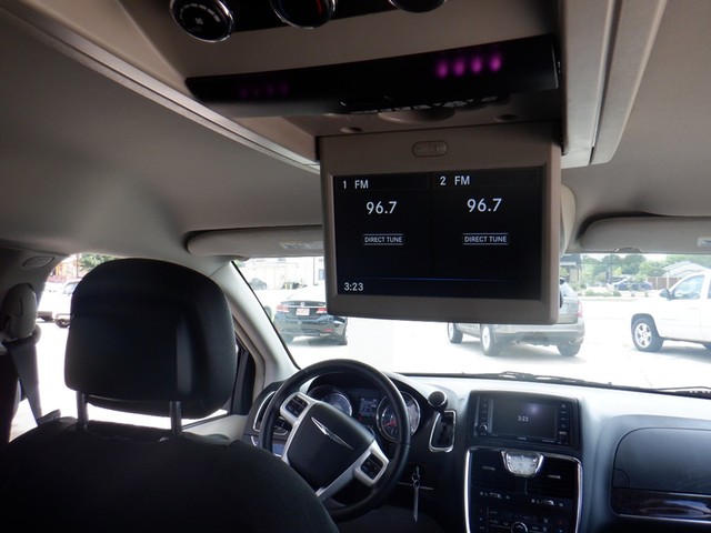 Chrysler Town & Country Vehicle Full-screen Gallery Image 09