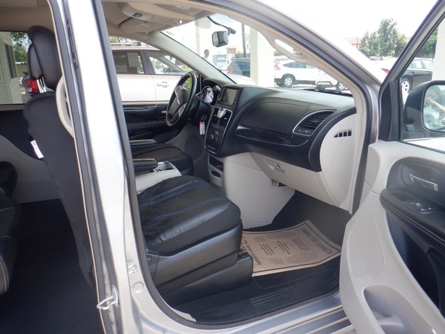 Chrysler Town & Country Vehicle Full-screen Gallery Image 10