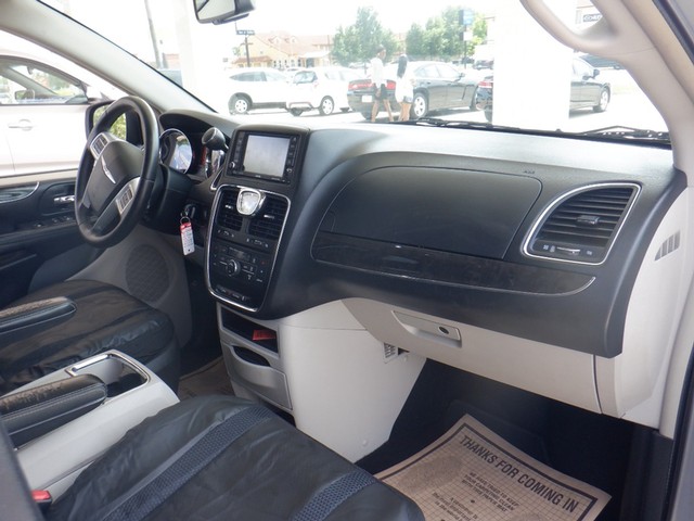 Chrysler Town & Country Vehicle Full-screen Gallery Image 11