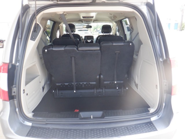 Chrysler Town & Country Vehicle Full-screen Gallery Image 12