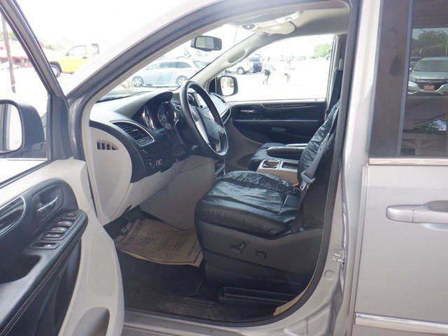 Chrysler Town & Country Vehicle Full-screen Gallery Image 13