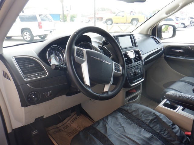 Chrysler Town & Country Vehicle Full-screen Gallery Image 14