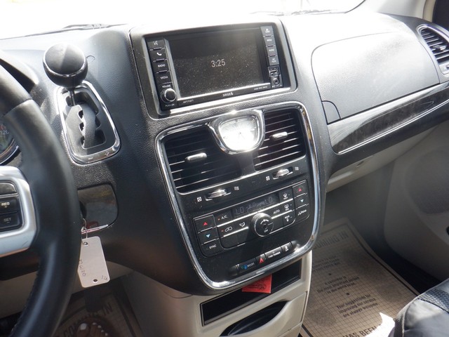 Chrysler Town & Country Vehicle Full-screen Gallery Image 15