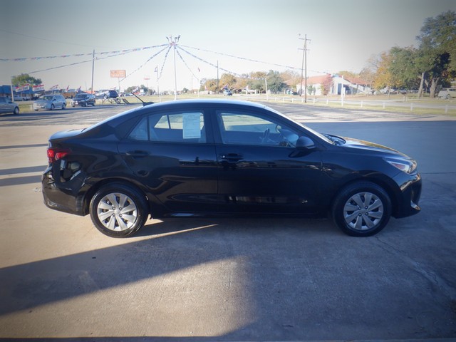 Kia Rio Vehicle Full-screen Gallery Image 03