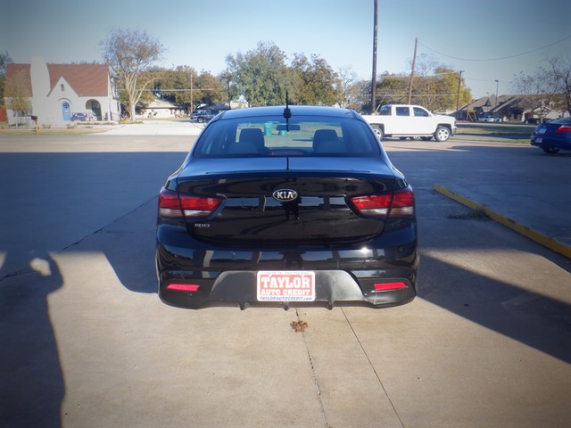 Kia Rio Vehicle Full-screen Gallery Image 05