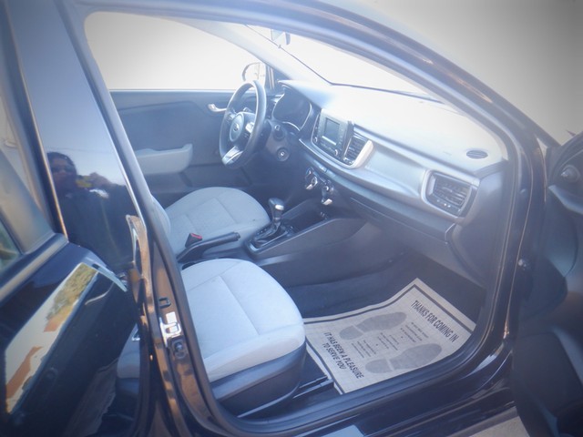 Kia Rio Vehicle Full-screen Gallery Image 06