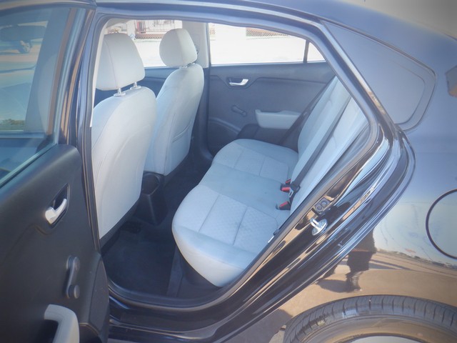 Kia Rio Vehicle Full-screen Gallery Image 09