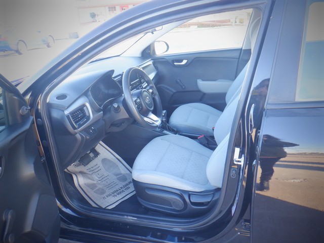 Kia Rio Vehicle Full-screen Gallery Image 10