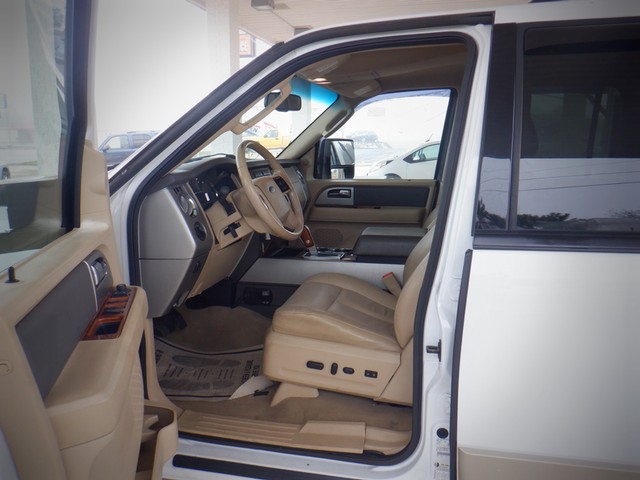Ford Expedition EL Vehicle Full-screen Gallery Image 03