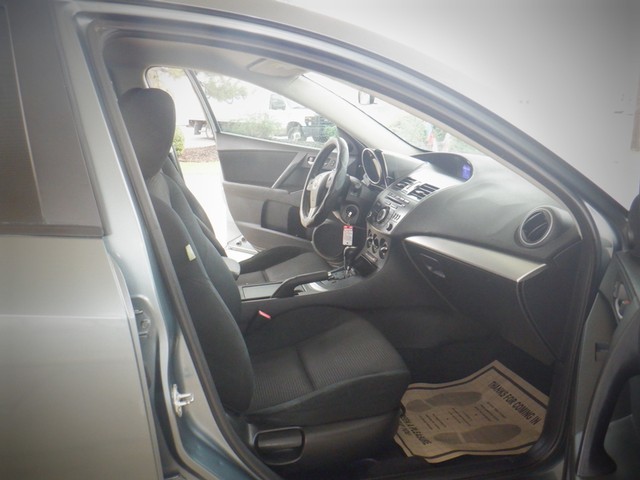 Mazda Mazda3 Vehicle Full-screen Gallery Image 06