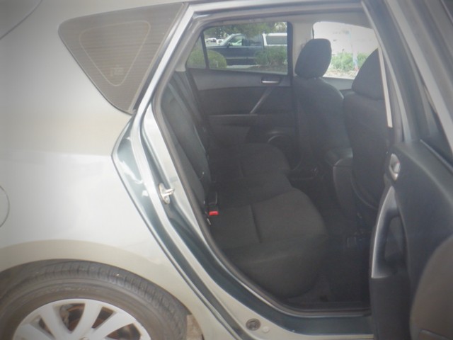 Mazda Mazda3 Vehicle Full-screen Gallery Image 08