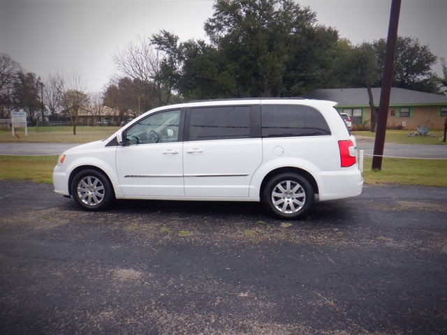 Chrysler Town & Country Vehicle Full-screen Gallery Image 02