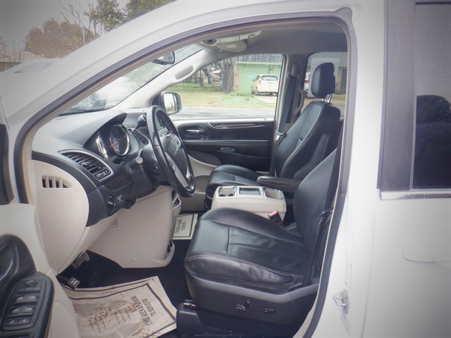 Chrysler Town & Country Vehicle Full-screen Gallery Image 03