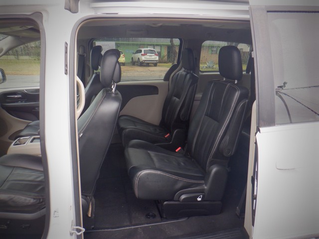 Chrysler Town & Country Vehicle Full-screen Gallery Image 05