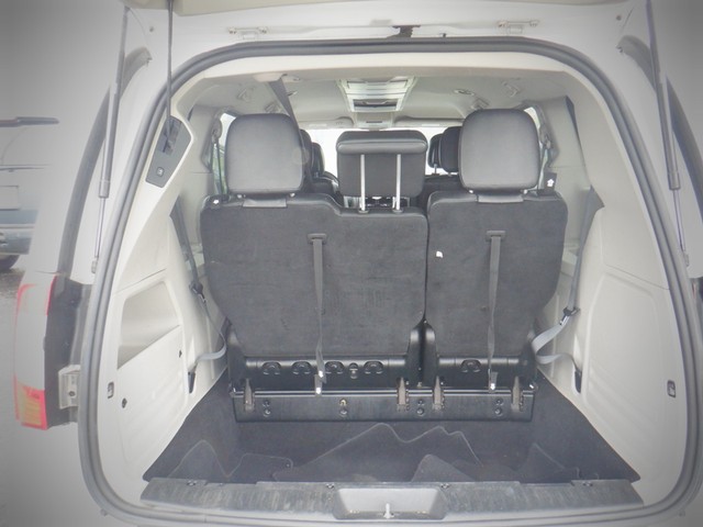 Chrysler Town & Country Vehicle Full-screen Gallery Image 06