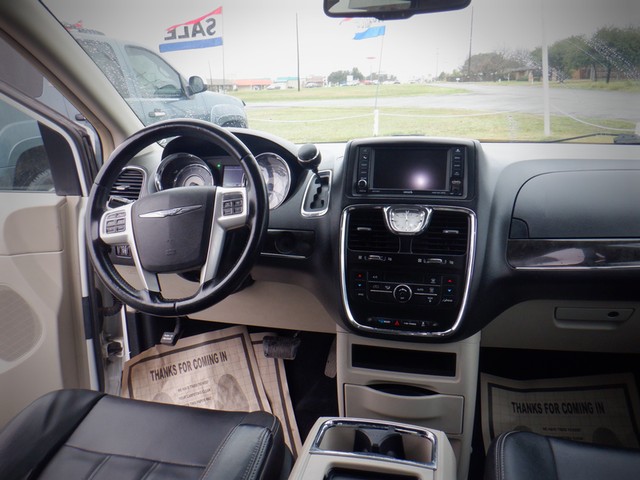 Chrysler Town & Country Vehicle Full-screen Gallery Image 07