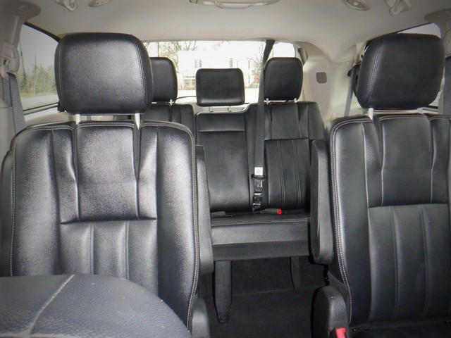 Chrysler Town & Country Vehicle Full-screen Gallery Image 08