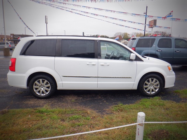 Chrysler Town & Country Vehicle Full-screen Gallery Image 09