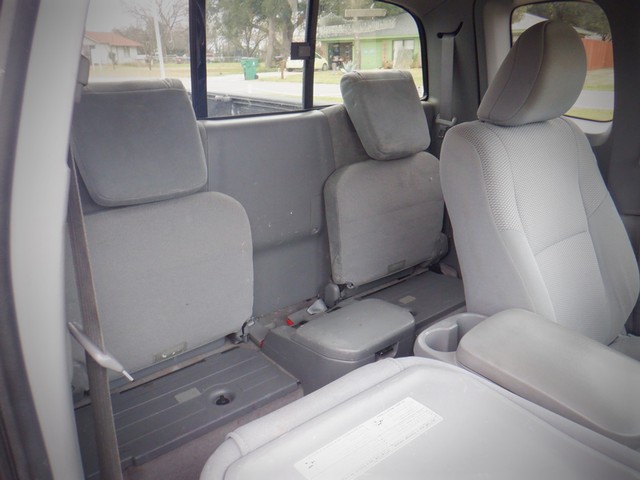 Toyota Tacoma Vehicle Full-screen Gallery Image 06