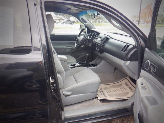 Toyota Tacoma Vehicle Full-screen Gallery Image 07