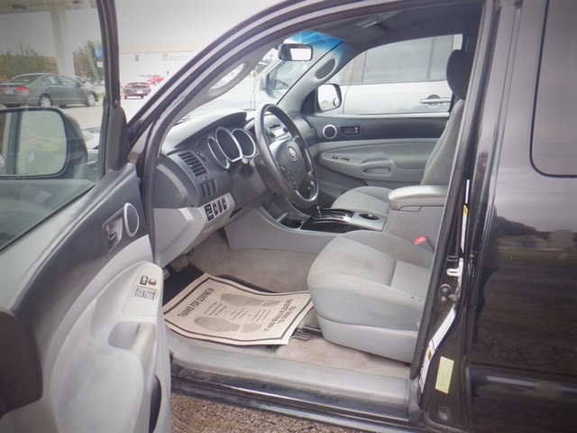 Toyota Tacoma Vehicle Full-screen Gallery Image 09