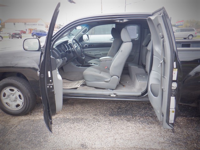 Toyota Tacoma Vehicle Full-screen Gallery Image 11