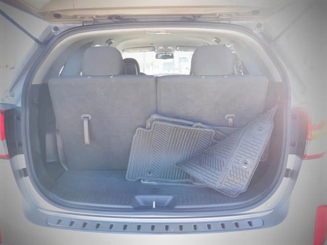 Kia Sorento Vehicle Full-screen Gallery Image 05