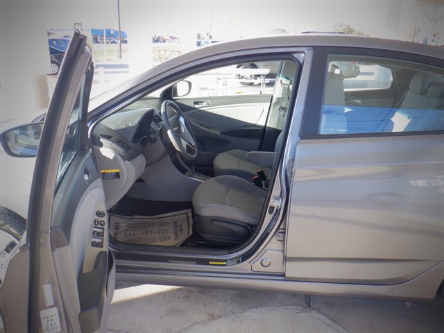 Hyundai Accent 4-Door Vehicle Full-screen Gallery Image 03