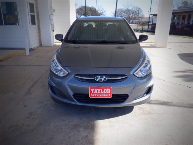 Hyundai Accent 4-Door Vehicle Full-screen Gallery Image 04