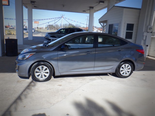 Hyundai Accent 4-Door Vehicle Full-screen Gallery Image 05