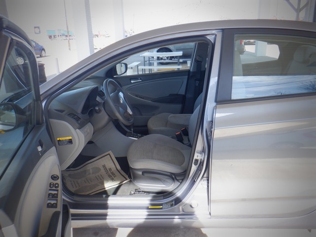 Hyundai Accent 4-Door Vehicle Full-screen Gallery Image 06