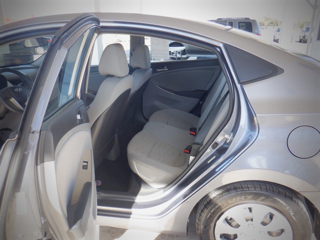 Hyundai Accent 4-Door Vehicle Full-screen Gallery Image 08