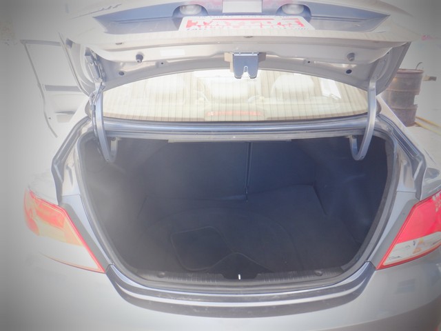 Hyundai Accent 4-Door Vehicle Full-screen Gallery Image 09