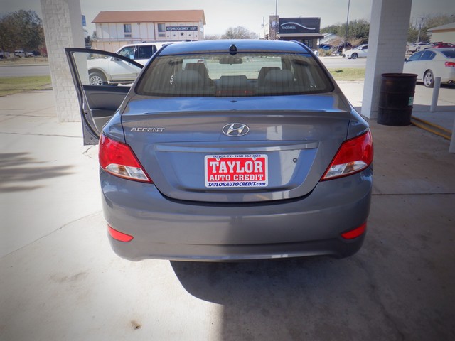 Hyundai Accent 4-Door Vehicle Full-screen Gallery Image 10