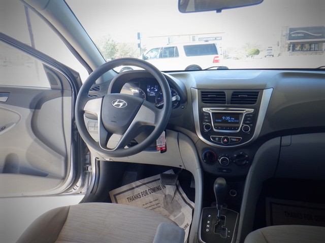Hyundai Accent 4-Door Vehicle Full-screen Gallery Image 11