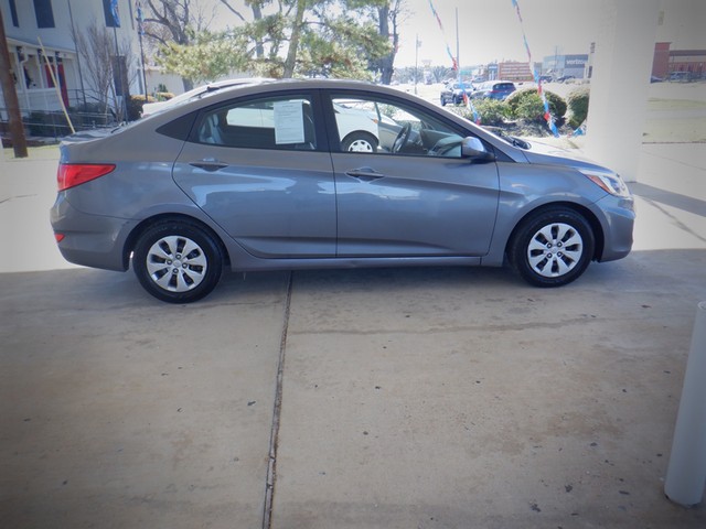 Hyundai Accent 4-Door Vehicle Full-screen Gallery Image 12